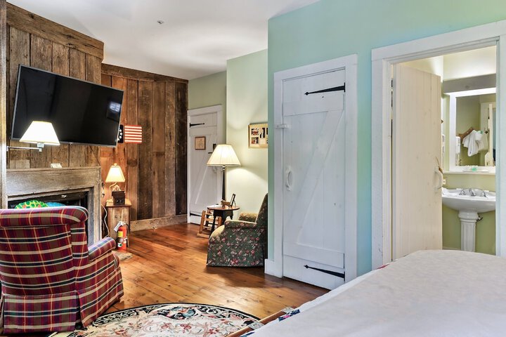 Snug Hug Queen Suite with Fireplace (130 of 131)