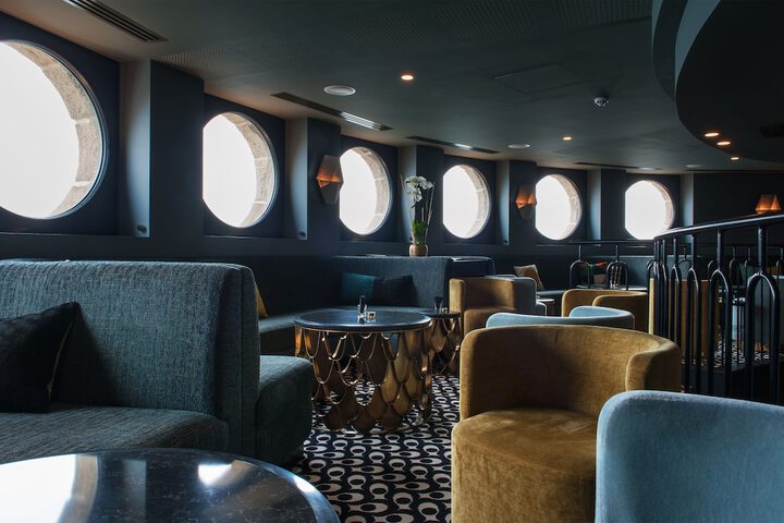 Lounge 84 of 106