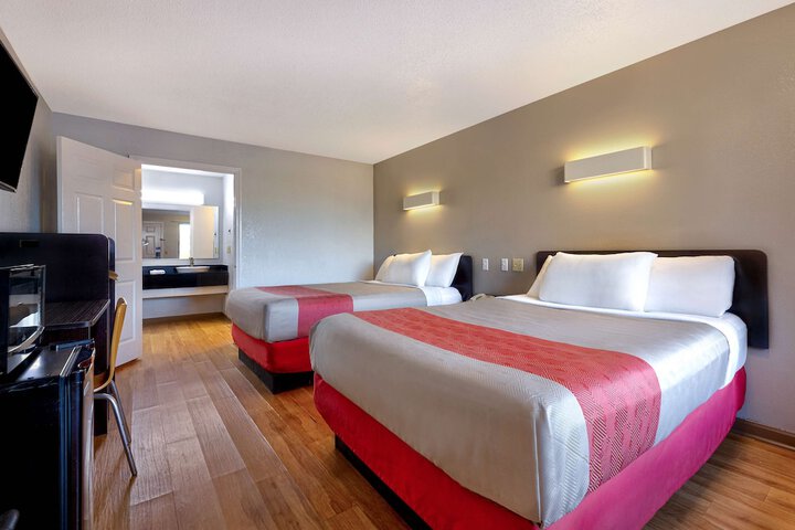 2 Queen Beds (11 of 11)