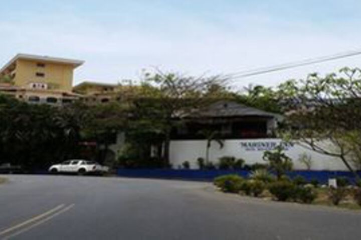Exterior of Hotel Mariner Inn