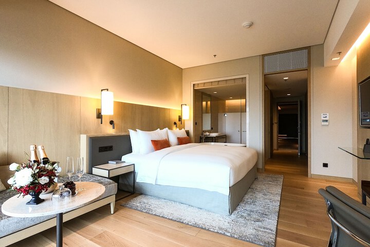Room 9 of 106