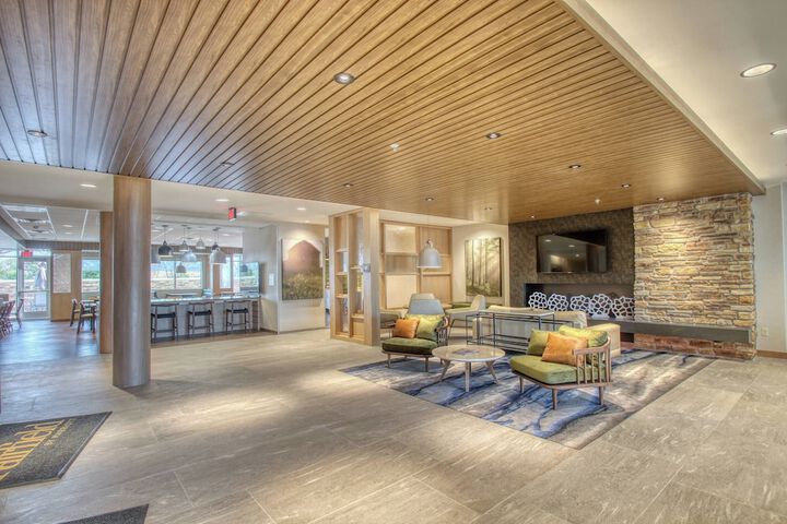 Lobby lounge
