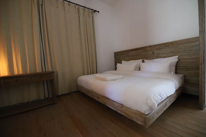Room 17 of 102