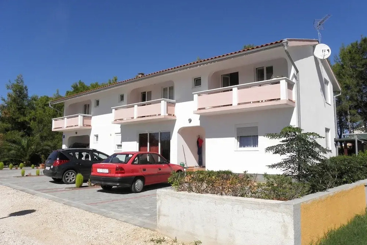Vink 80 m From Beach A4