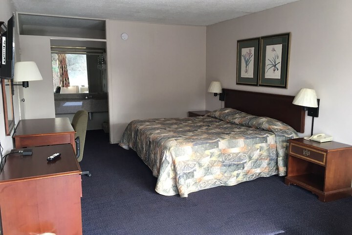 Room 5 of 9
