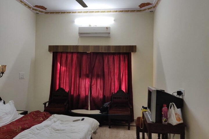 Room 6 of 14