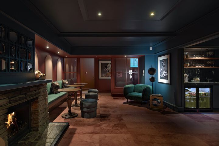 Lounge 26 of 32