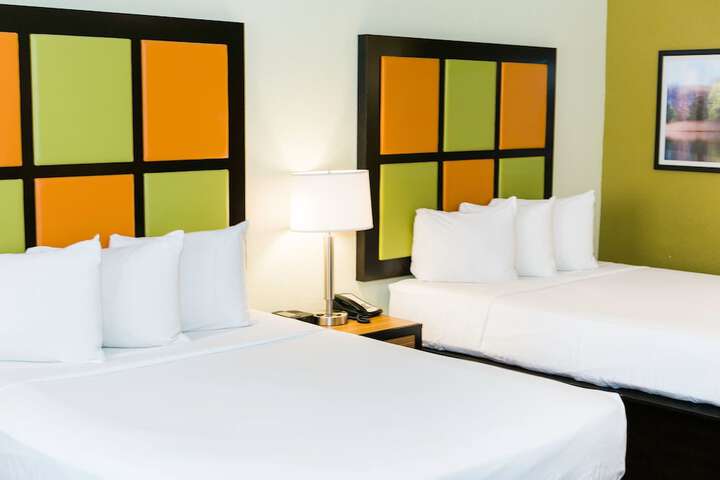 2 Queen Beds (7 of 12)