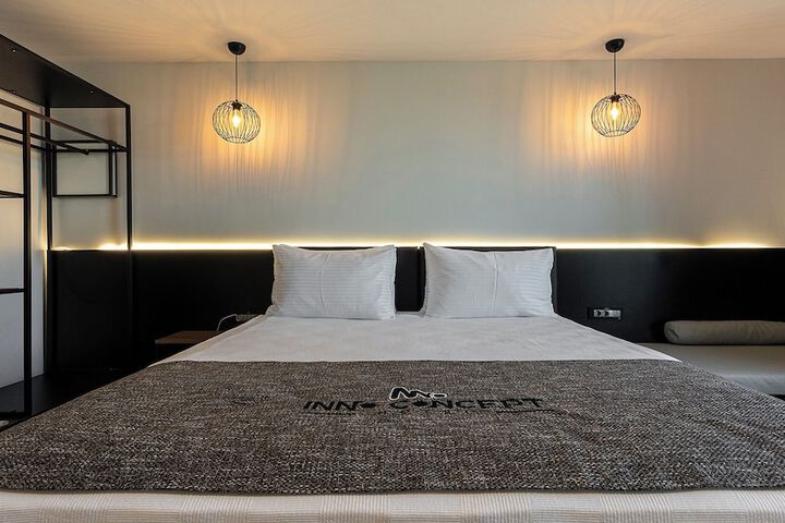 Room 9 of 16