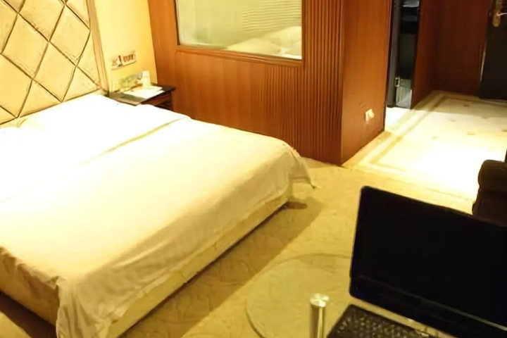 Room 4 of 10