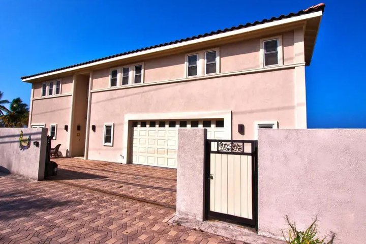 Exterior of Hale Honu - Spectacular Oceanfront Home w / central A/C Wading Pool & Hottub