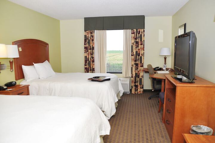 2 Queen Beds (8 of 9)