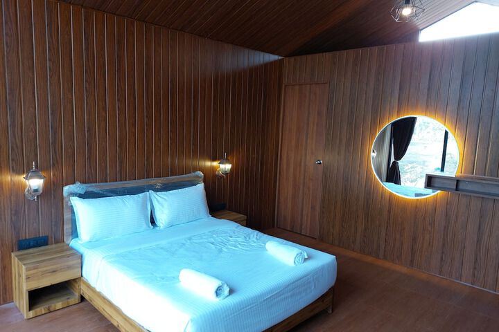 Room 14 of 102