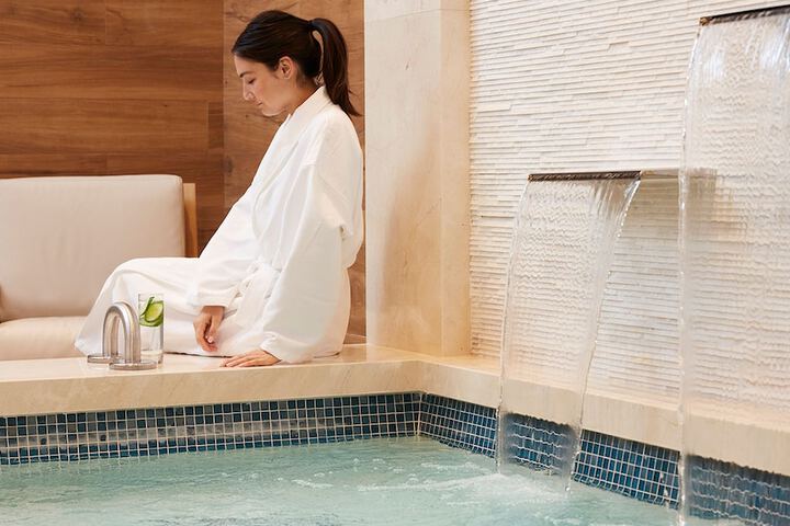 Indoor spa tub
