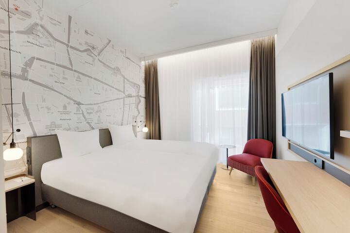 Room 13 of 17