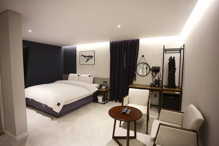 Room 32 of 48