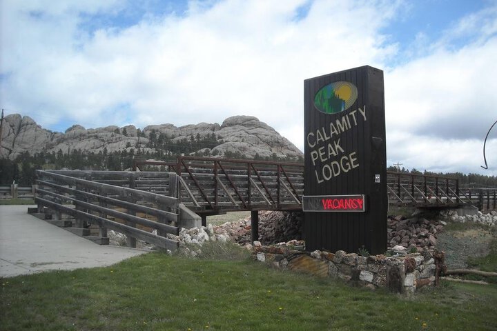 Exterior of Calamity Peak Lodge