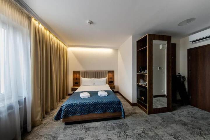 Room 4 of 28