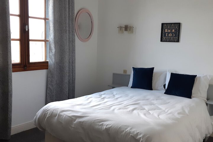 Room 2 of 66