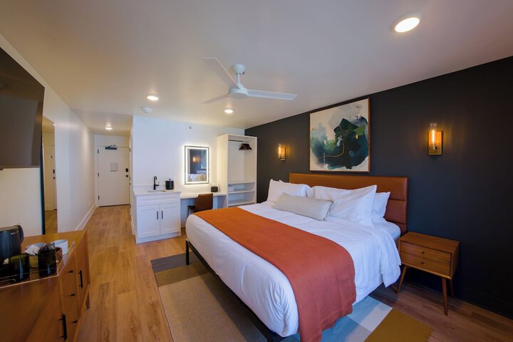 Room 17 of 34