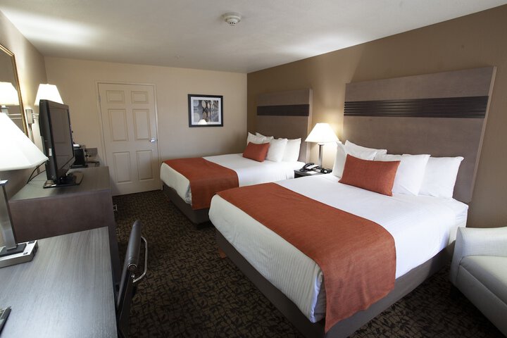 2 Queen Beds (2 of 8)