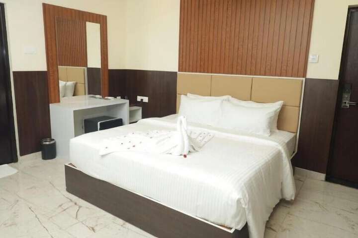 Room 6 of 10