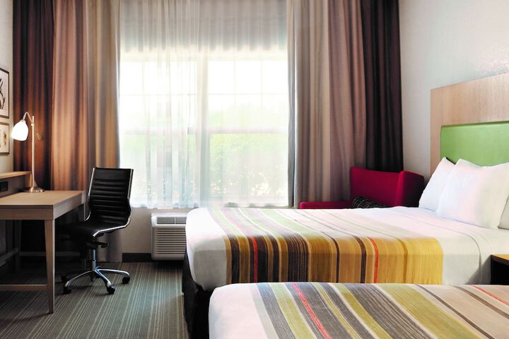 1 King Bed (3 of 18)