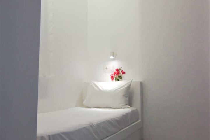 Room 16 of 32