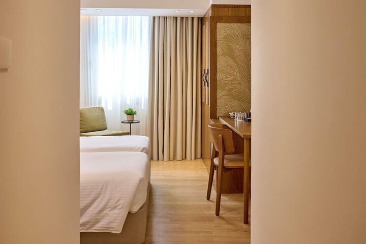 Room 52 of 107