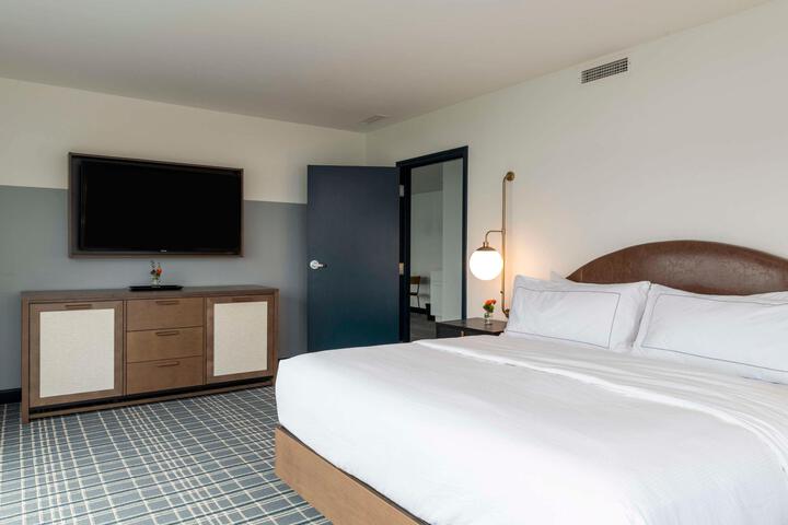 1 King Bed (14 of 17)