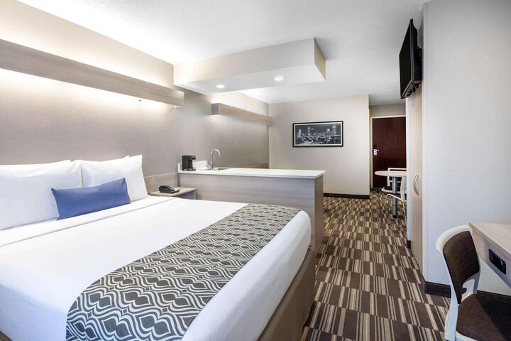 Room 10 of 18