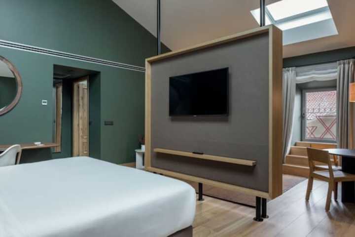 Room 52 of 90