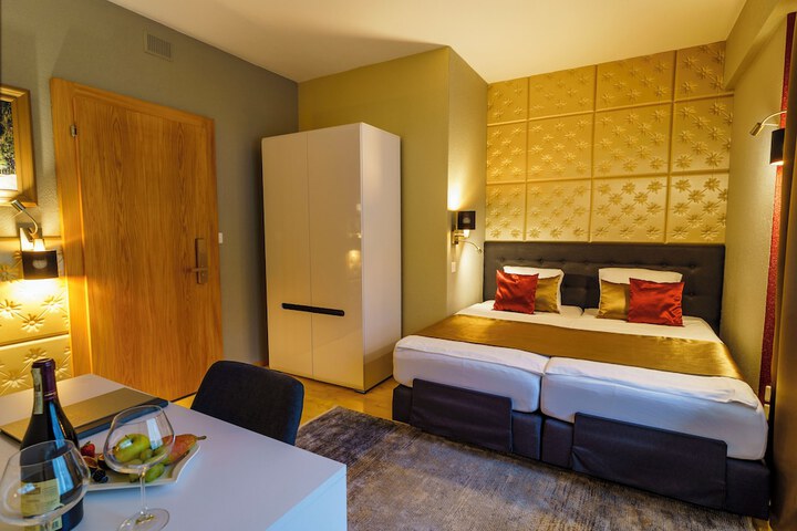 Room 8 of 95