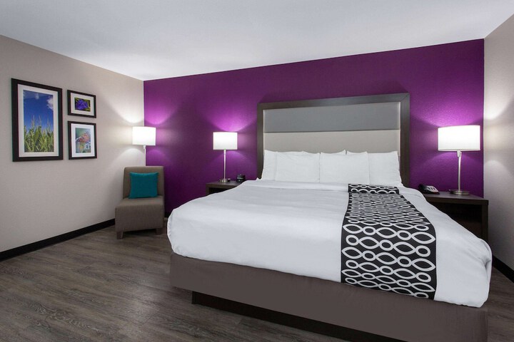 1 King Bed (5 of 22)