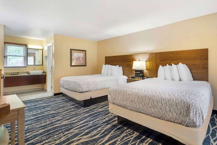 2 Queen Beds Mountain View Microwave and Refrigerator High Speed Internet Accessible Co (4 of 6)