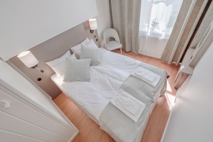 Room 3 of 42