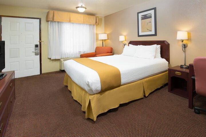 1 Queen Bed (11 of 12)