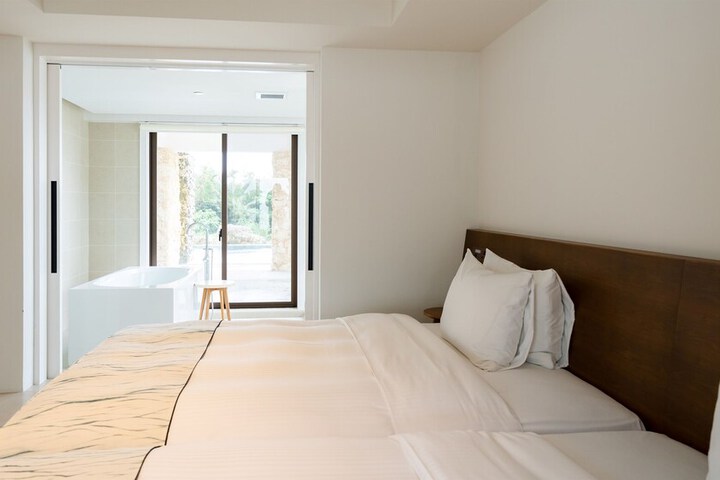 Room 16 of 152