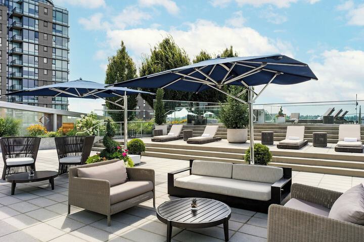 Lounge 76 of 103
