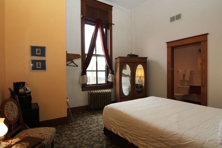 Room 6 of 82