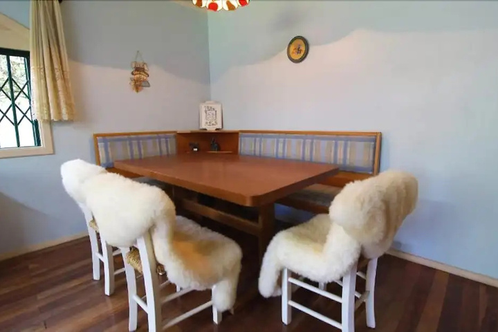 Room 5 of 10