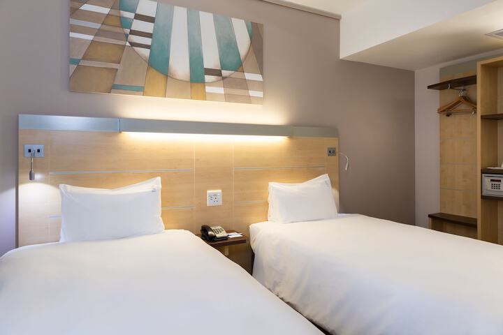 Room 5 of 96