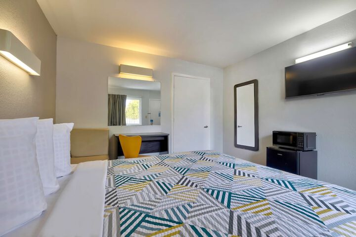 1 Queen Bed (7 of 9)