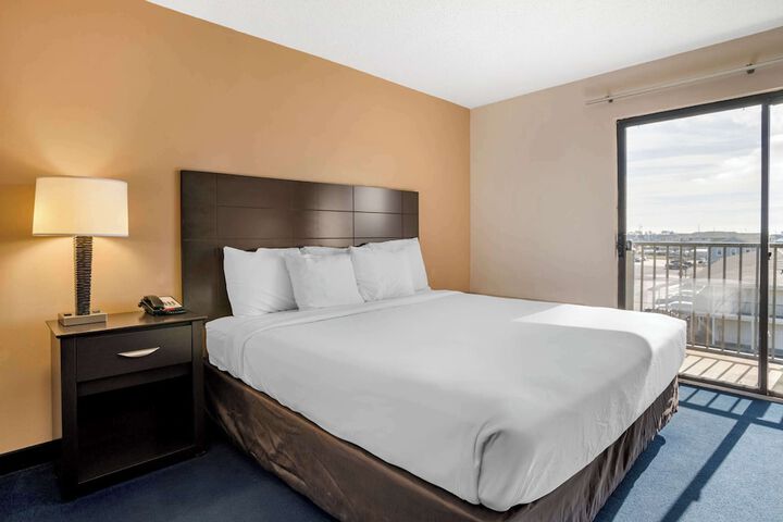 1 King Bed (15 of 19)