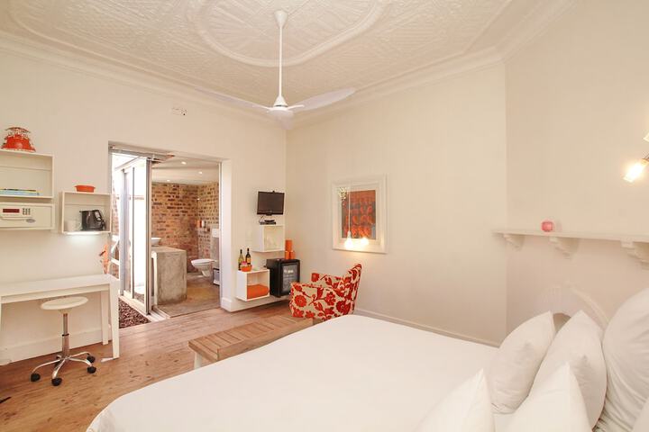 Room 2 of 28