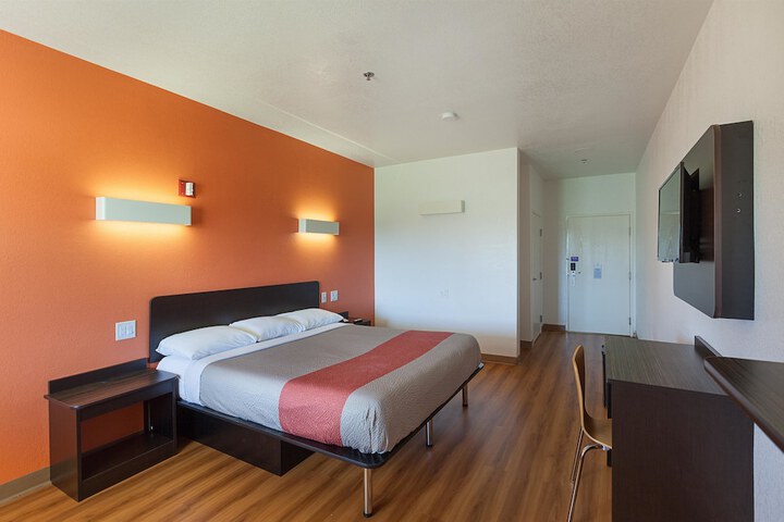 Deluxe King Bed (2 of 12)