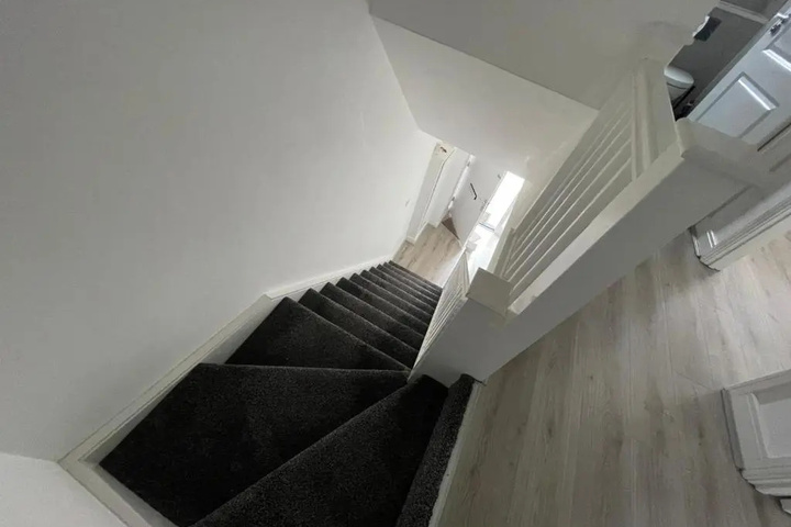 Exterior of Modern Room With Huge Bed - Walk to City Centre!