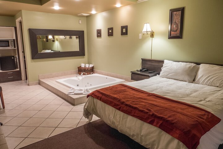 Superior Room 1 Queen Bed (15 of 18)