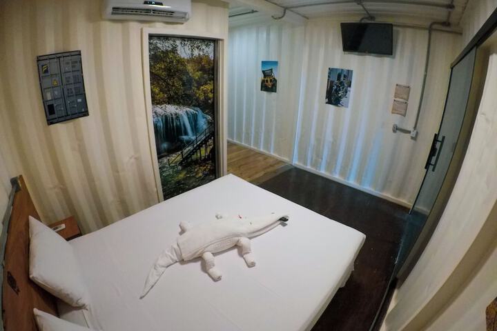 Room 4 of 43