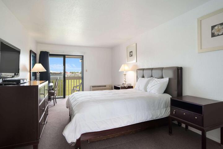 1 King Bed (5 of 7)